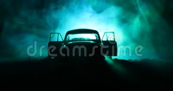 老式旧车的剪影背景为暗雾色调灯光在微光下发光或旧犯罪车黑色的轮廓视频的预览图