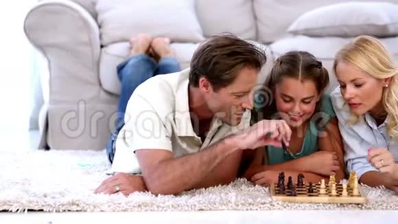 父母和女儿下棋视频的预览图