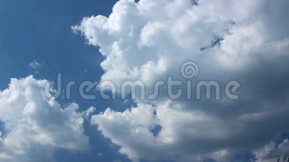 云彩在蓝天上奔跑视频的预览图
