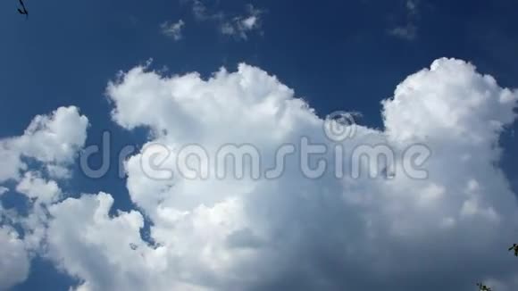 云彩在蓝天上奔跑视频的预览图