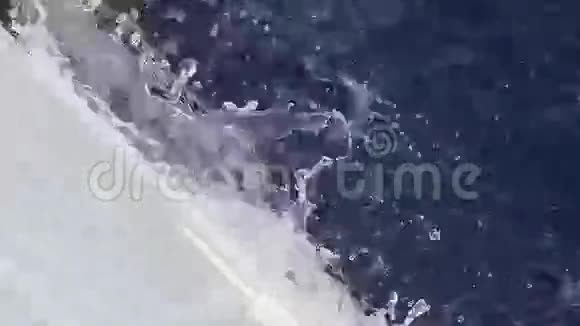 希腊海浪背景下的一艘游艇视频的预览图