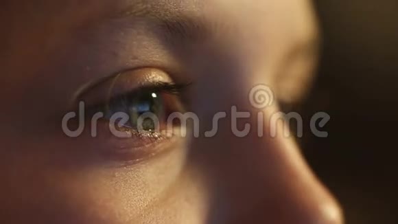 美少女的眼睛视频的预览图