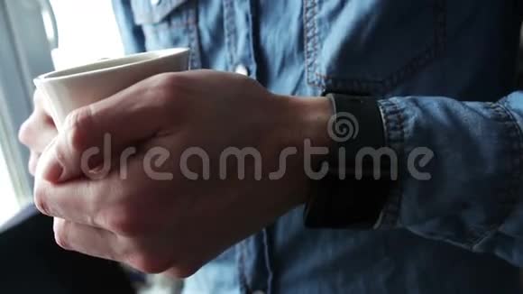 年轻人用智能手表视频的预览图