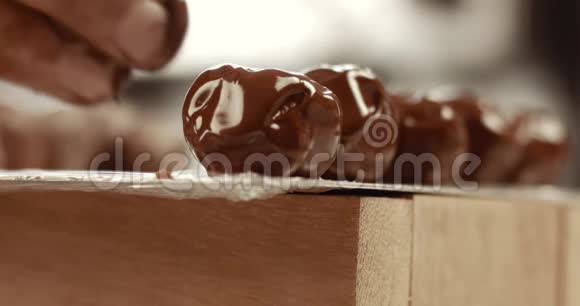 他工厂里的巧克力师傅做块松露巧克力块露制作工艺视频的预览图