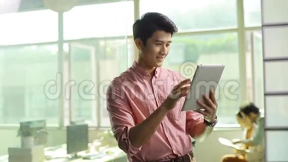 亚洲商人使用平板电脑视频的预览图