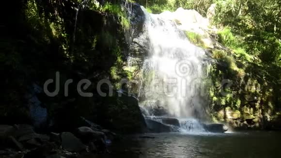 美丽的瀑布在卡布雷亚葡萄牙视频的预览图
