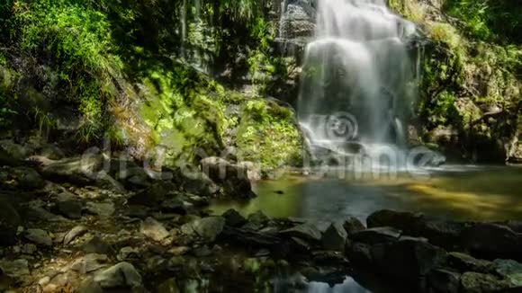美丽的瀑布在卡布雷亚葡萄牙视频的预览图