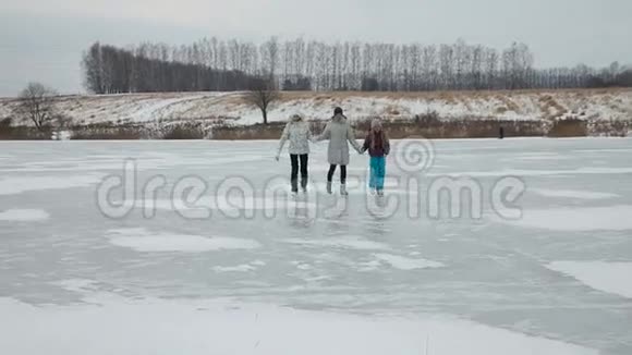 家人在冰湖上滑冰视频的预览图