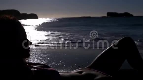 躺在沙滩上的女人视频的预览图