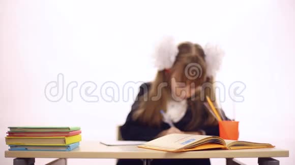 坐在学校课桌前的女学生视频的预览图