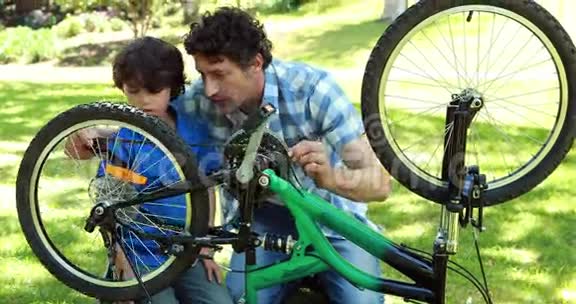 父子修理自行车视频的预览图