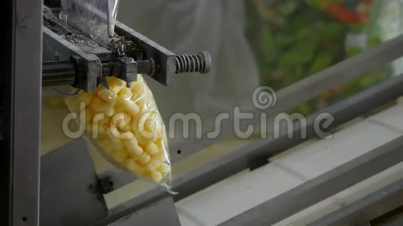 食品厂生产车间包装机铝箔包装厂工人自动化包装糖果过程视频的预览图