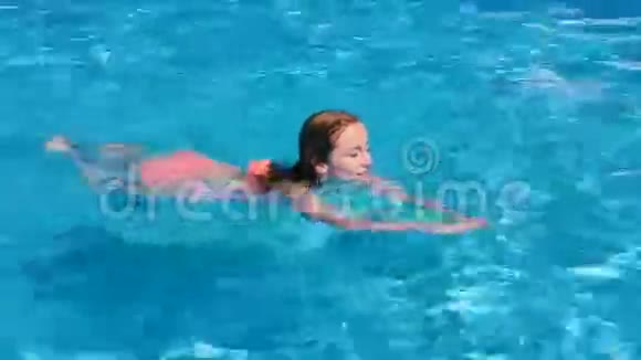 在游泳池游泳的漂亮女孩视频的预览图
