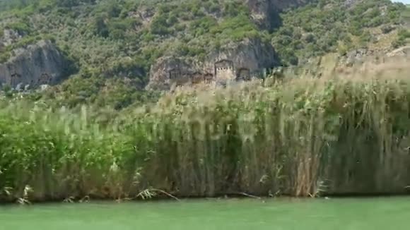 船游河流芦苇历史达利安奥塔卡科伊西吉兹土耳其视频的预览图