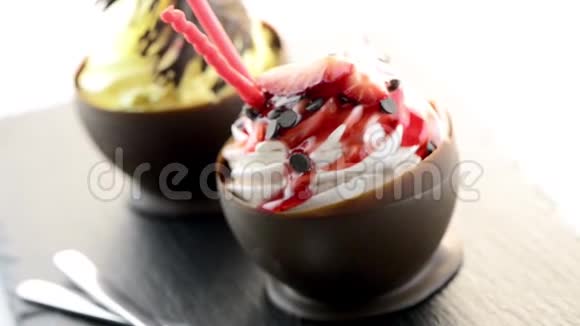 草莓和巧克力糕点慕斯视频的预览图