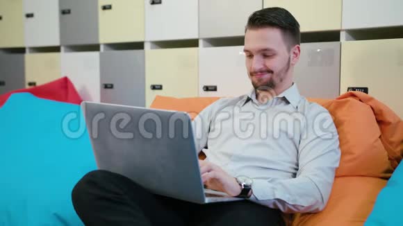 一个年轻的商人使用笔记本电脑视频的预览图