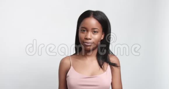 美丽的黑人女孩摆姿势视频视频的预览图
