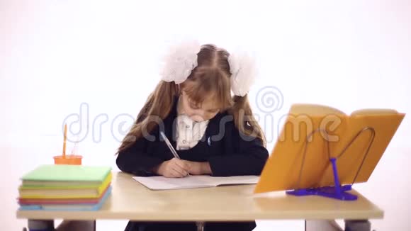 坐在学校课桌前的女学生视频的预览图