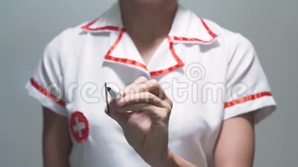 护士女医生在透明屏幕上书写视频的预览图