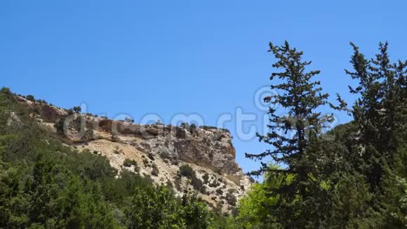 洛基山蓝天背景下的洛基悬崖自然背景视频的预览图