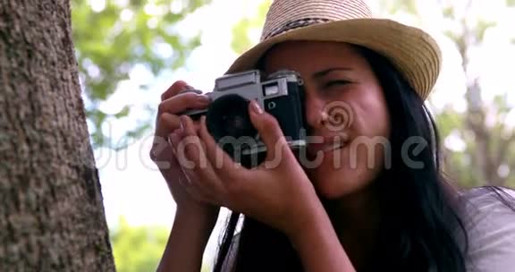 在公园里用复古相机拍摄的女人视频的预览图