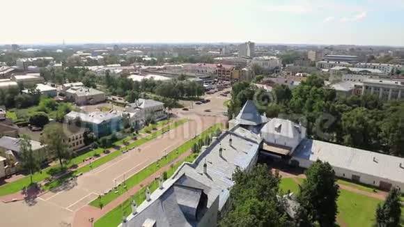 圣索菲亚正统教堂和耶稣复活教堂在一个阳光明媚的夏天在沃洛格达克里姆林宫视频的预览图