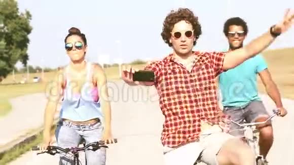 三个年轻人喜欢骑自行车和自拍视频的预览图