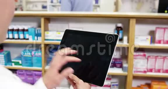 药剂师使用数码片视频的预览图