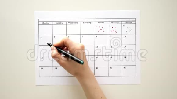 用钢笔在日历上签名画一个微笑视频的预览图