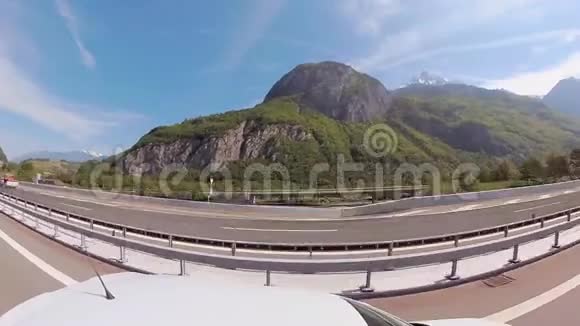 在瑞士山区开车视频的预览图