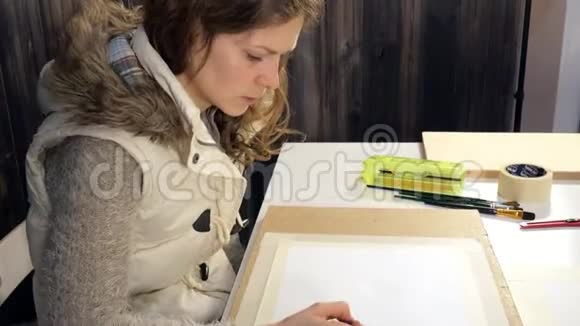 成人妇女在艺术学校用彩色丙烯酸涂料作画视频的预览图