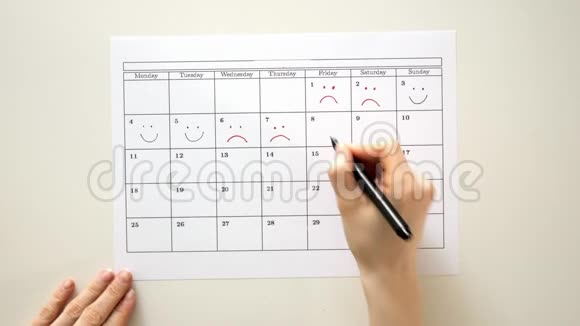 用钢笔在日历上签名画一个微笑视频的预览图