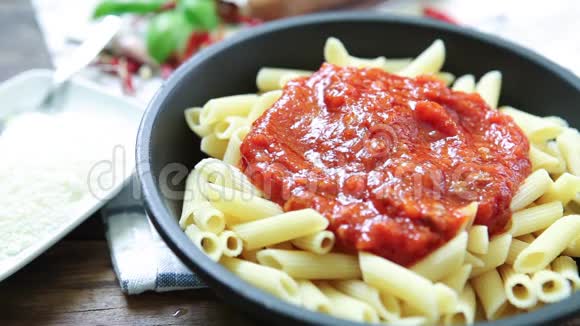 意大利面食和西红柿视频的预览图