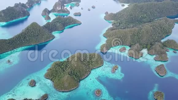瓦亚格美丽的岩石群岛视频的预览图