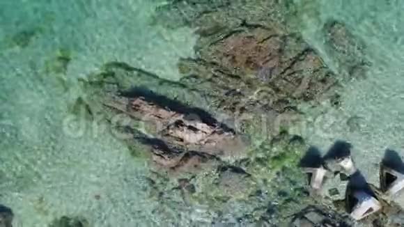 空中无人机飞行美丽的海洋岩石视频的预览图