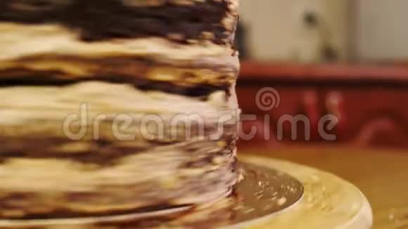 蛋糕在旋转的支架上装饰蛋糕特写视频的预览图