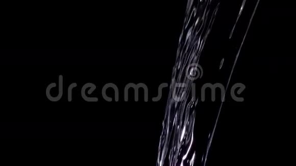 黑色背景下的水浇灌视频的预览图