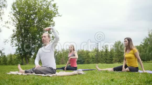 公园弹性训练户外瑜伽视频的预览图