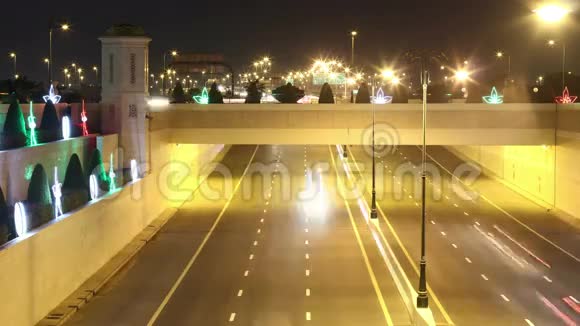 黄金灯光夜间交通道路4k延时迪拜市视频的预览图