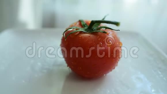 新鲜的红西红柿西红柿皮上有一滴水视频的预览图