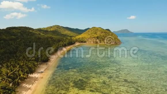 在热带岛屿上鸟瞰美丽的海滩菲律宾巴拉望布桑加视频的预览图