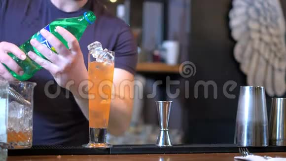 专家酒吧老板在酒吧做鸡尾酒视频的预览图