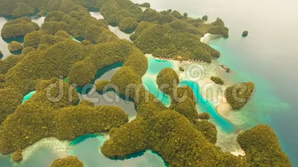 鸟瞰热带泻湖大海沙滩布卡斯格兰德岛索霍顿湾菲律宾视频的预览图