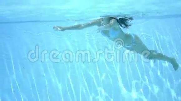 年轻女子在游泳池游泳视频的预览图