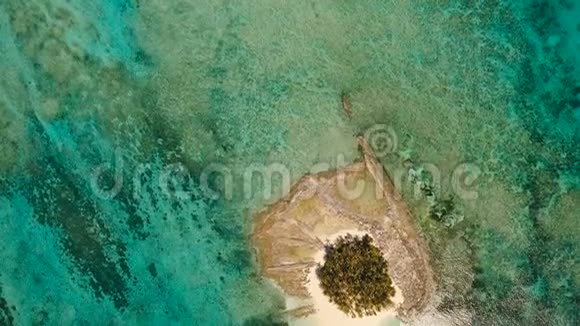 鸟瞰热带岛屿美丽的海滩菲律宾盖亚姆岛西亚高视频的预览图
