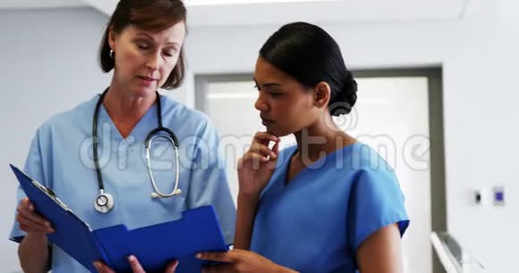 护士和医生讨论过剪贴板视频的预览图