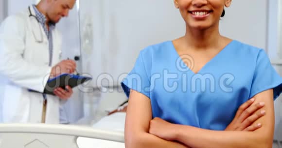 微笑护士站在医院交叉双臂视频的预览图