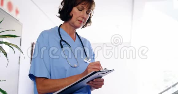护士在剪贴板上写报告视频的预览图