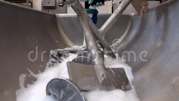 厂内专业工业绞肉机清洗冲洗视频的预览图