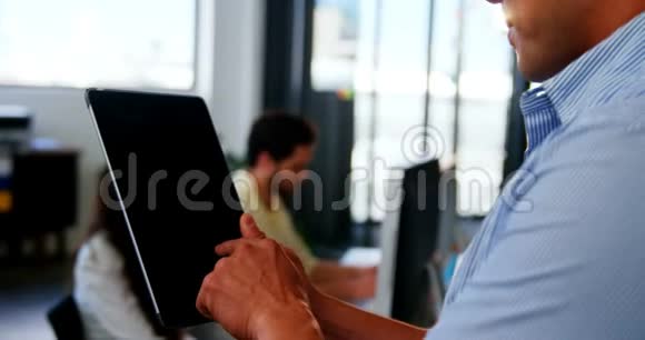 男性商务主管使用数字平板电脑视频的预览图